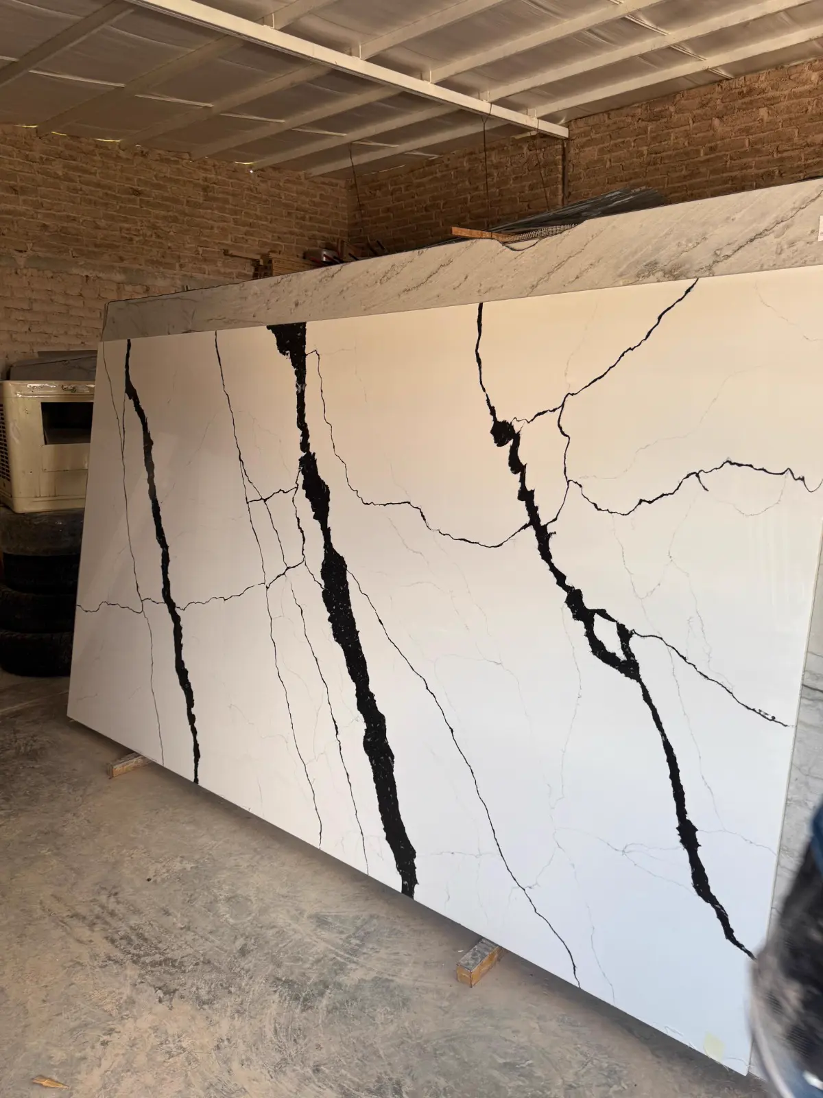 Cuarzo Veta Negra Jumbo