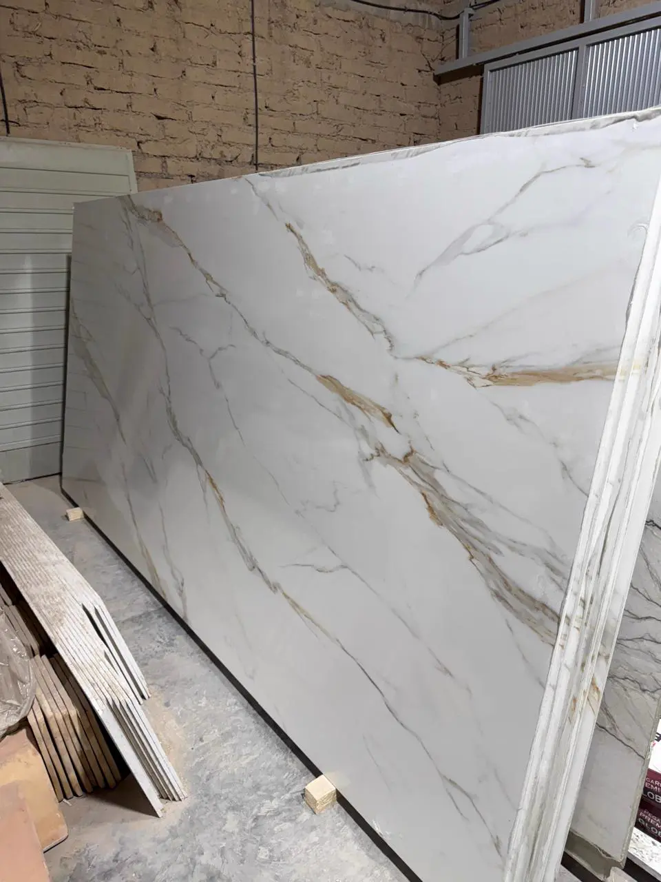 Piedra Sinterizada Veta Dorada