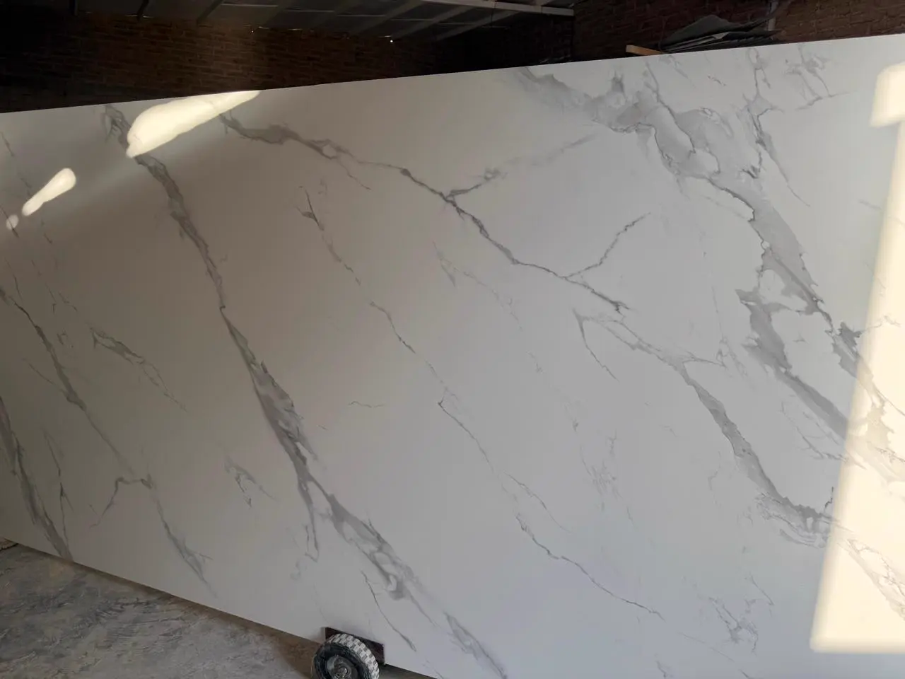 Piedra Sinterizada Veta Gris